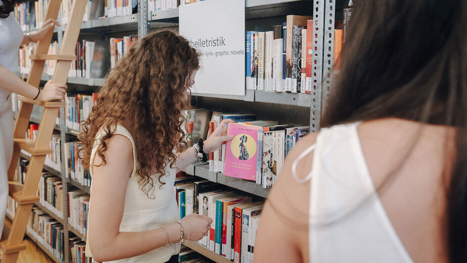 Nutzerin beim Belletristik-Regal der C3-Bibliothek