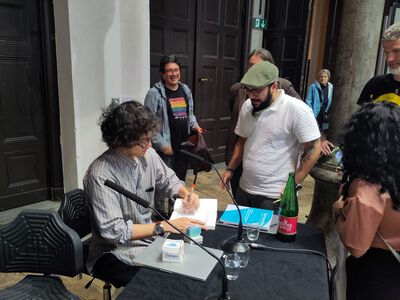 Kohei Saito signiert ein Buch für einen Besucher