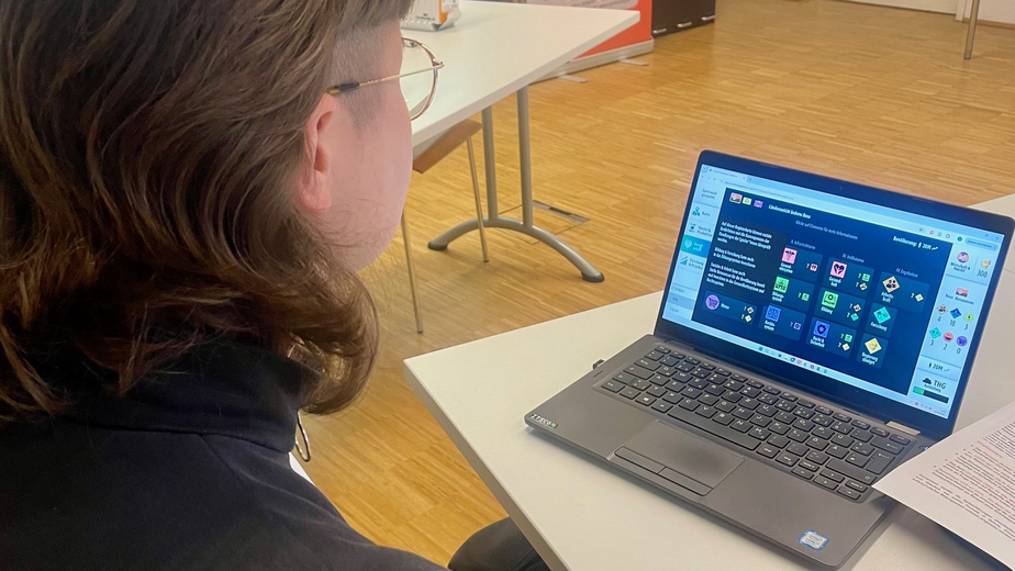 Person mit Laptop