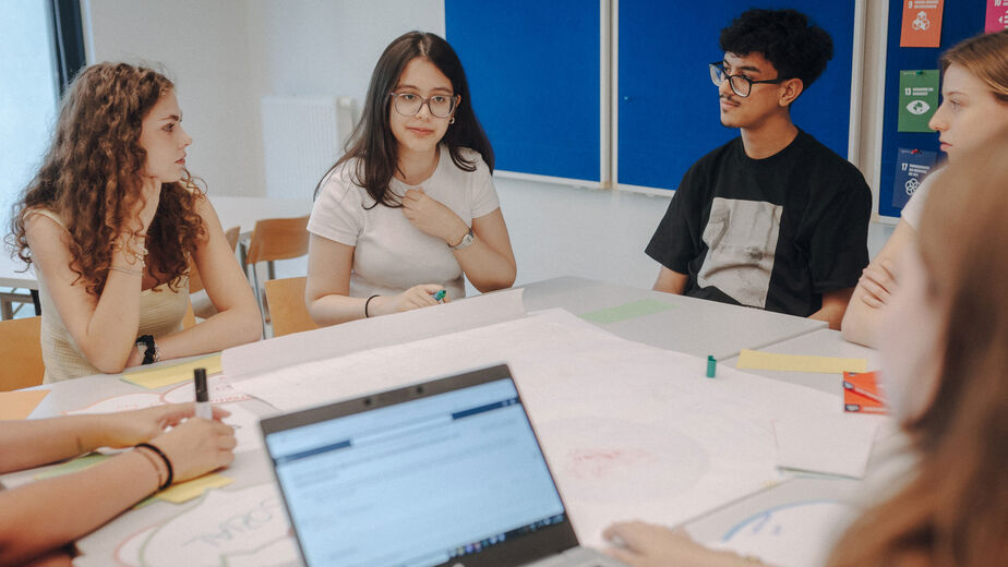 Schüler*innen bei einem Workshop im C3 Schüler*innen diskutieren bei einem Workshop im C3