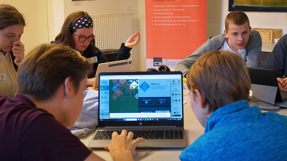 Schüler*innen spielen die Social Simulation bei den Vienna City Labs 2025