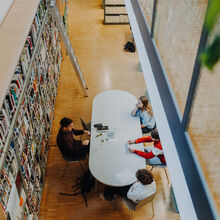 Shüler*innen und Experte im Gespräch bei der Living Library im C3 Shüler*innen und Experte im Gespräch bei der Living Library im C3