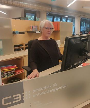 Margit Stockinger am Desk der C3-Bibliothek