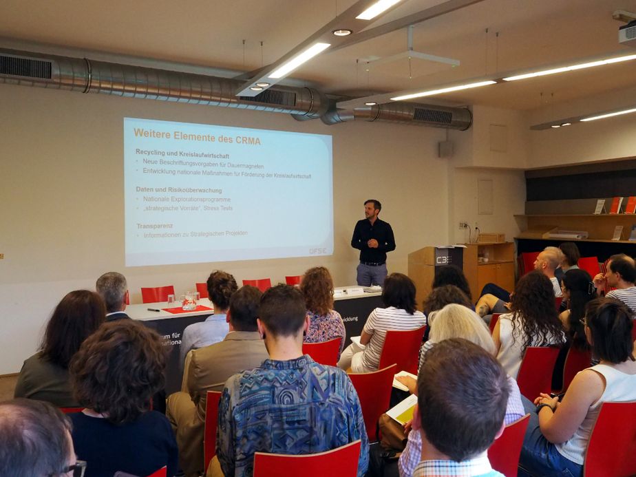 ÖFSE-Rohstoffexperte Bernhard Tröser bei der Präsentation der Studie