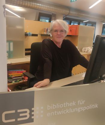Margit Stockinger am Desk der C3-Bibliothek