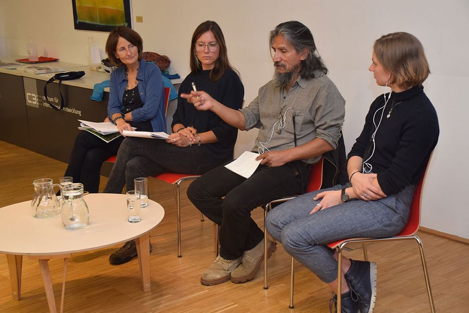 Podium:  Karin Küblböck (ÖFSE); Iris Frey (Attac Austria); Pablo Villegas, Rohstoffexperte aus Bolivien); Laila Kriechbaum (Fridays for Future)