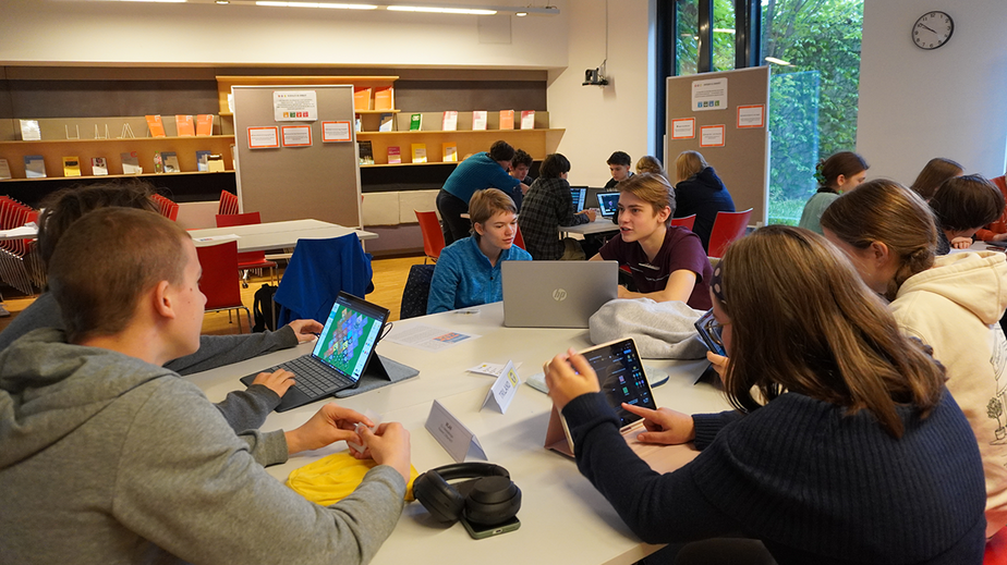 Jugendliche beim Spielen der Social Simulation