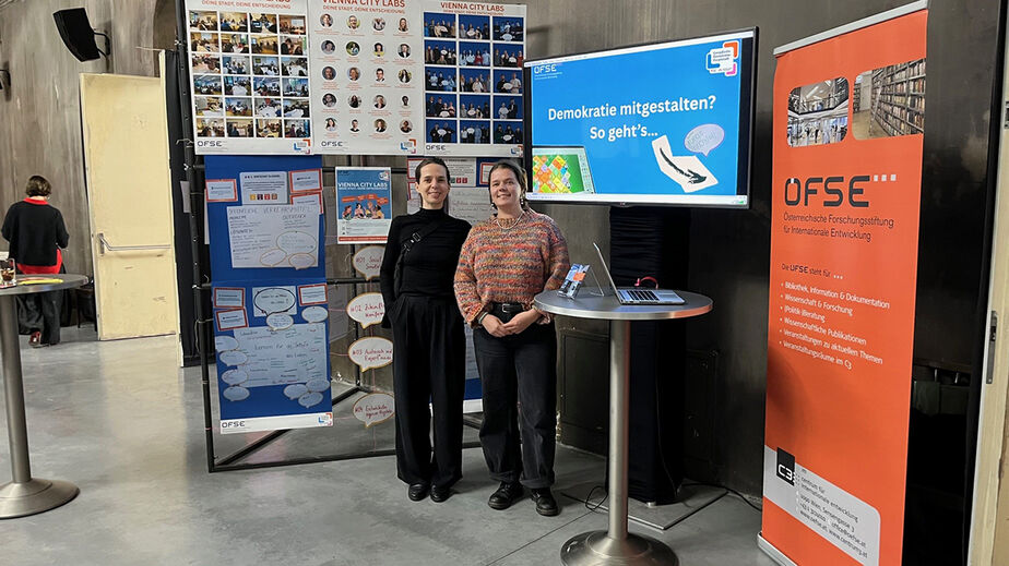 Hanna Reiner und Mirabell Eckert bei ihrem Infostand