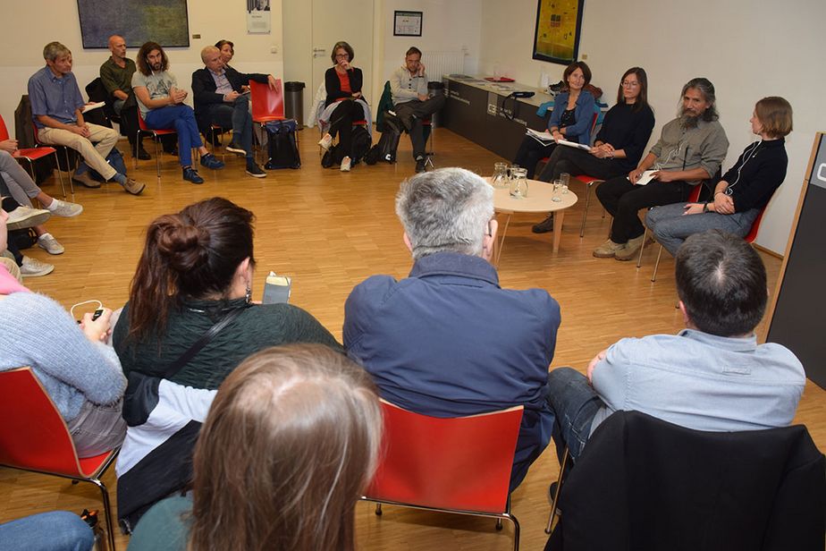 Teilnehmer*innen und Podium der Veranstaltung