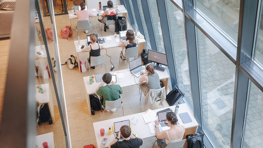 Arbeitsplätze in der Bibliothek Blick von oben auf Arbeitsplätze in der Bibliothek