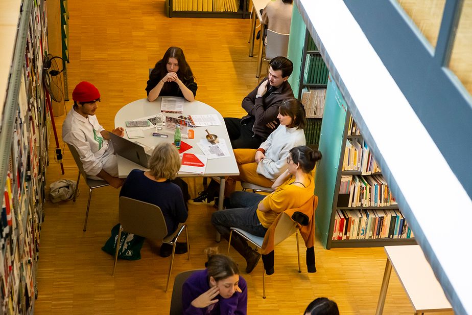 Schüler*innen im Gespräch mit lebendem Buch