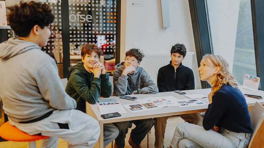 Schüler im Gespräch mit Expertin bei living library im C3