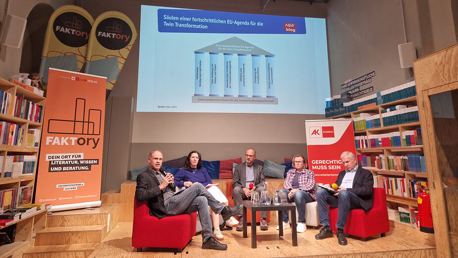 Podium der Buchpräsentation Podium der Buchpräsentation
