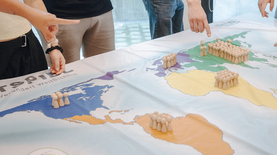 Weltspiel mit Spielfiguren Weltspiel mit Spielfiguren