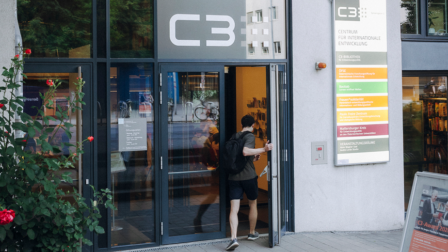 Person betritt das C3