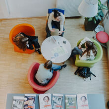 diskutierende Personen in der C3-Bibliothek diskutierende Personen in der C3-Bibliothek