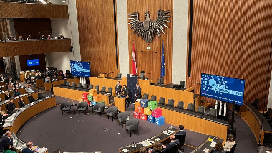 Lukas Schlögl (ÖFSE), Andreas Melcher (BOKU), Marvin Huber (BJV) im Parlament 