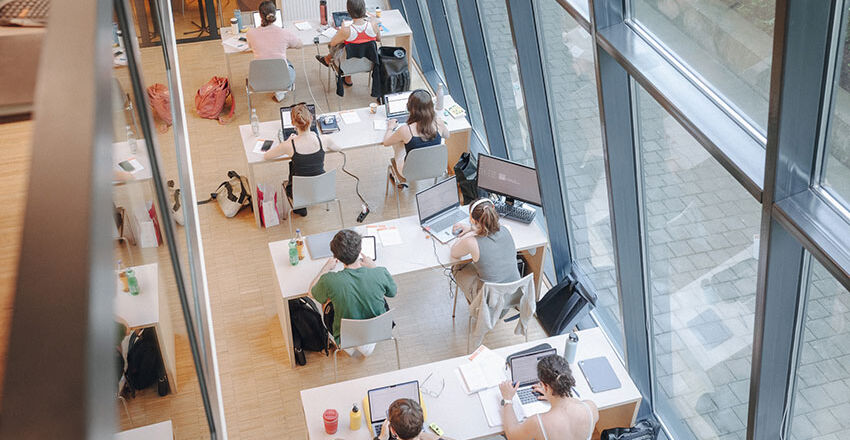 Blick von oben auf Arbeitsplätze in der Bibliothek