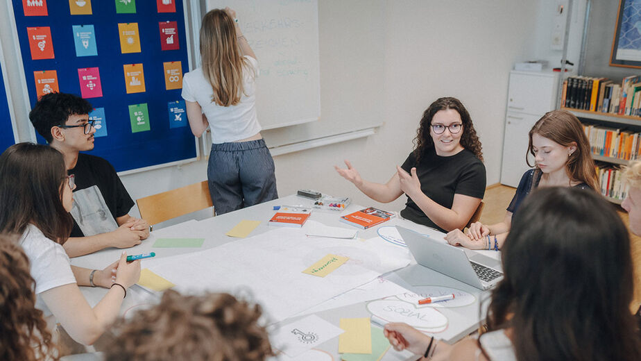 Schüler*innen diskutieren bei einem Workshop im C3 Schüler*innen diskutieren bei einem Workshop im C3