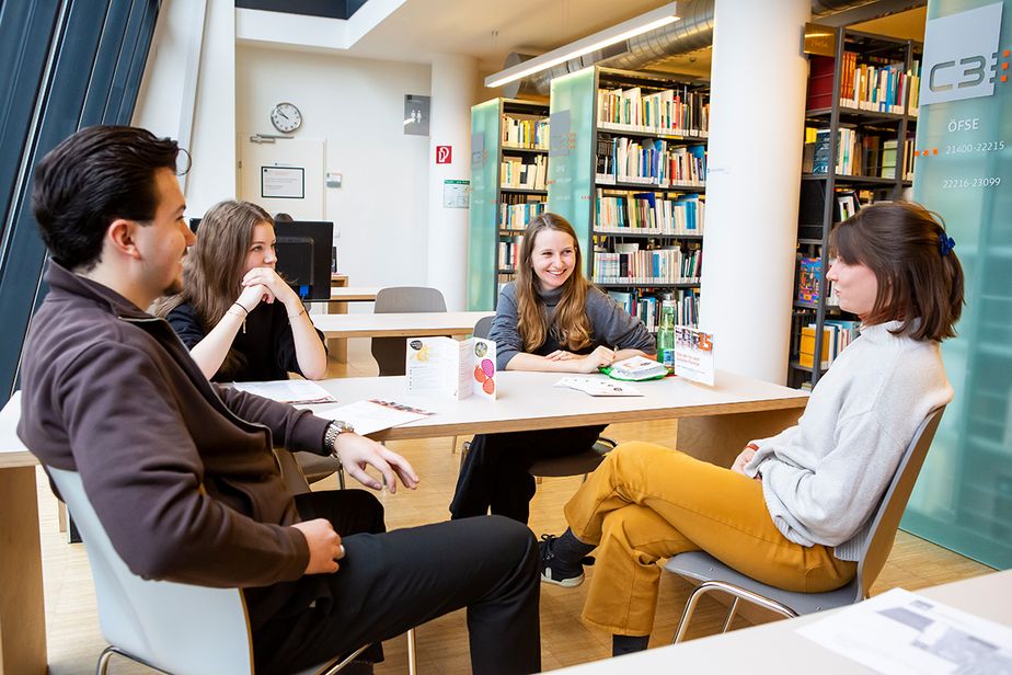 Schüler*innen im Gespräch mit lebendem Buch