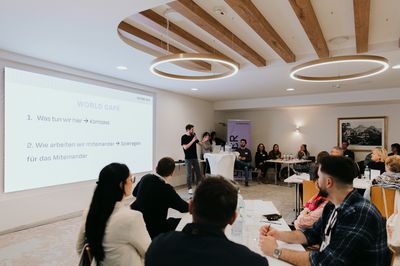 Moderator und Teilnehmer*innen beim Guten Rat