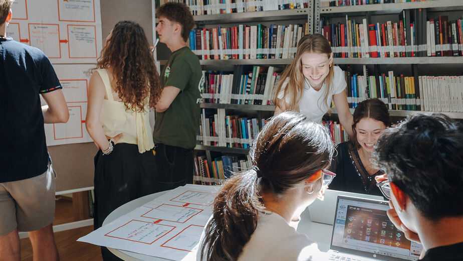 Workshop in der C3-Bibliothek Junge Menschen arbeiten gemeinsam in der C3-Bibliothek