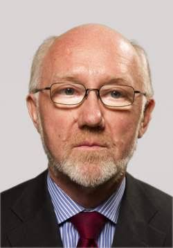 Porträt eines älteren Mannes mit Brille und schwarzem Anzug. Porträt eines älteren Mannes mit Brille und schwarzem Anzug.
