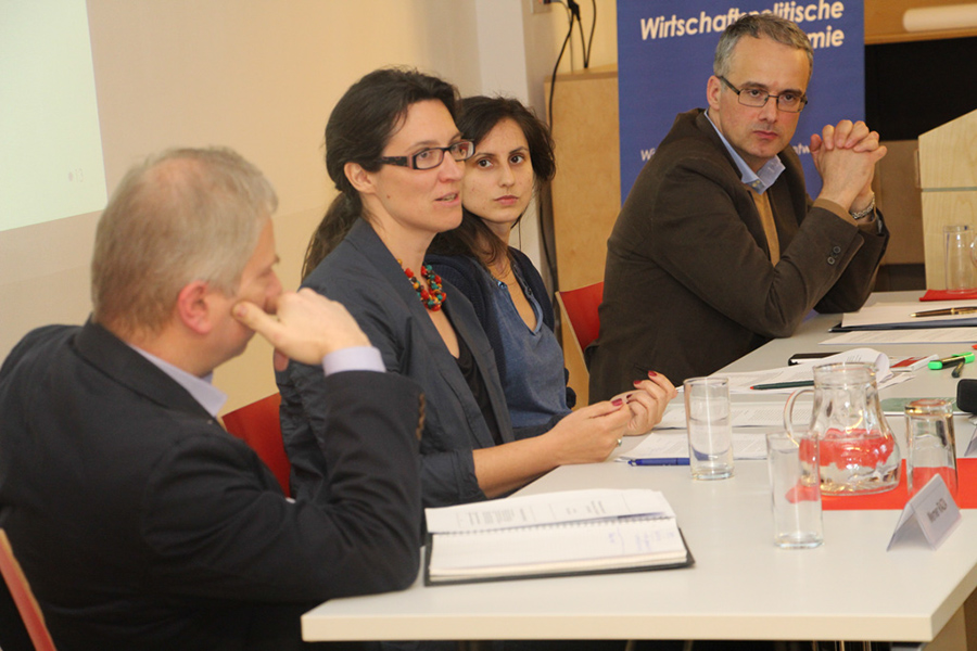 %_tempFileName8_Discussion_Raza_Woehl_Brait_Lopes%20(f.l.t.r.)%